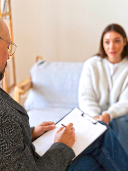 Psicoterapeuta com paciente.