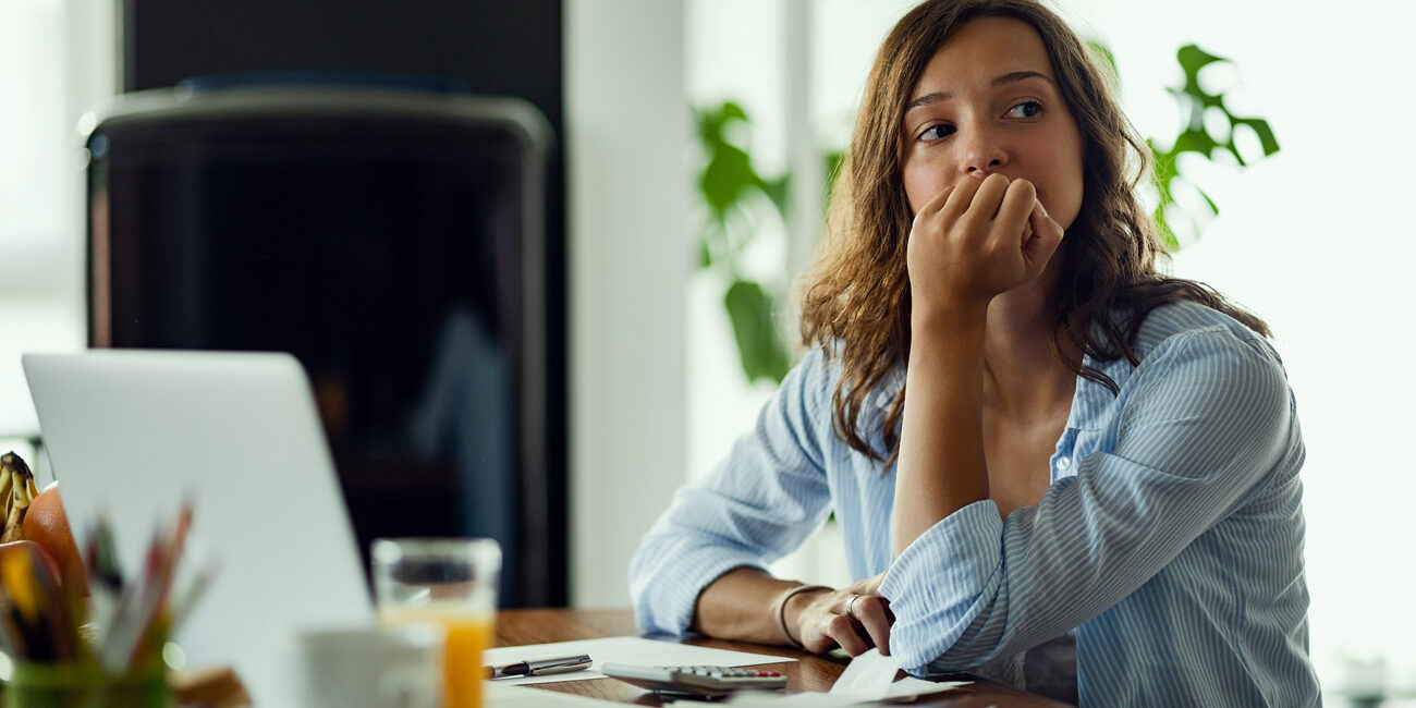 Mulher com crise de ansiedade no ambiente de trabalho.