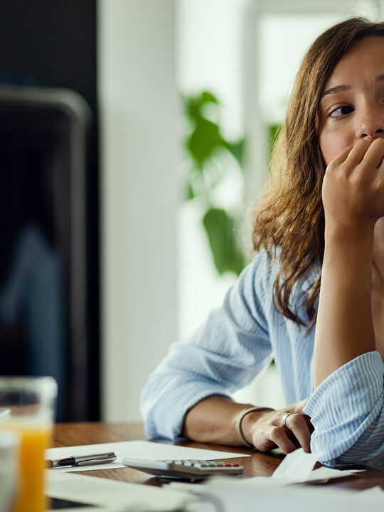 Mulher com crise de ansiedade no ambiente de trabalho.