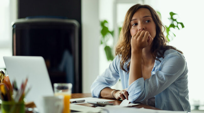 Mulher com crise de ansiedade no ambiente de trabalho.