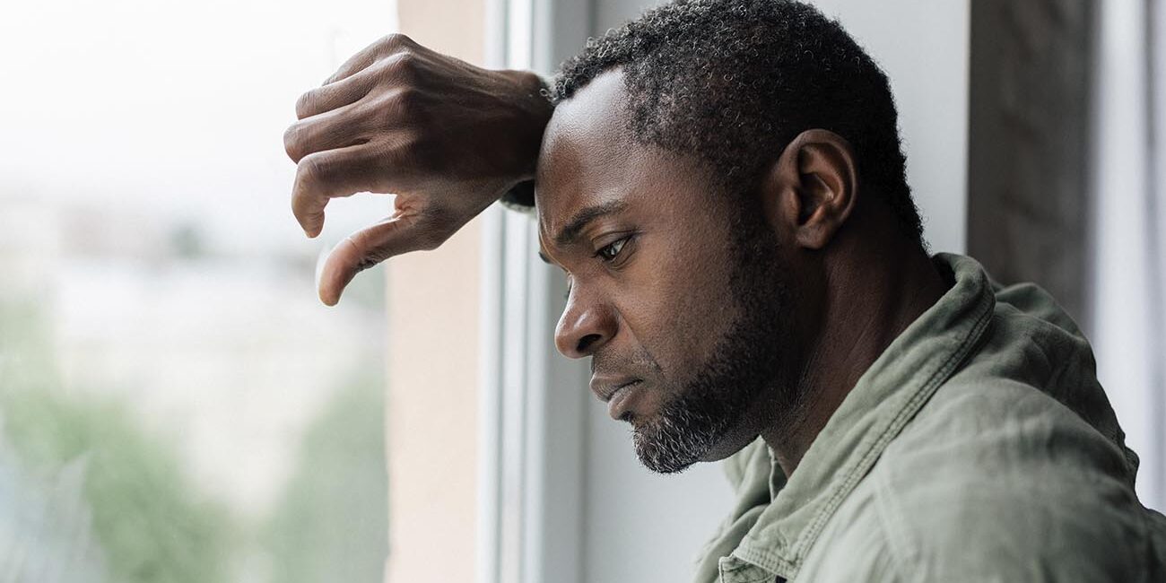Homem sofrendo emocionalmente.
