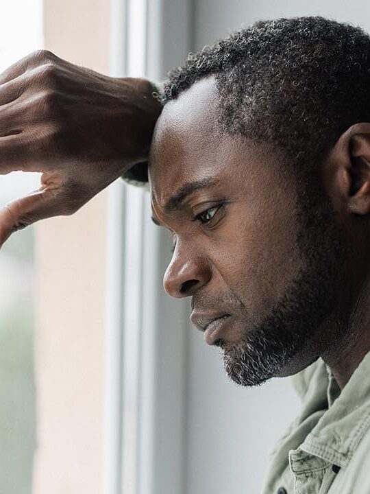 Homem sofrendo emocionalmente.