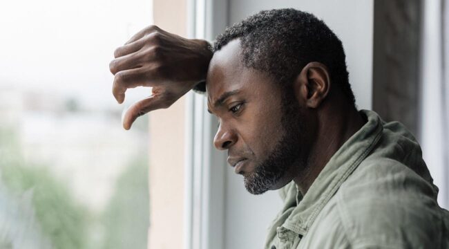 Homem sofrendo emocionalmente.