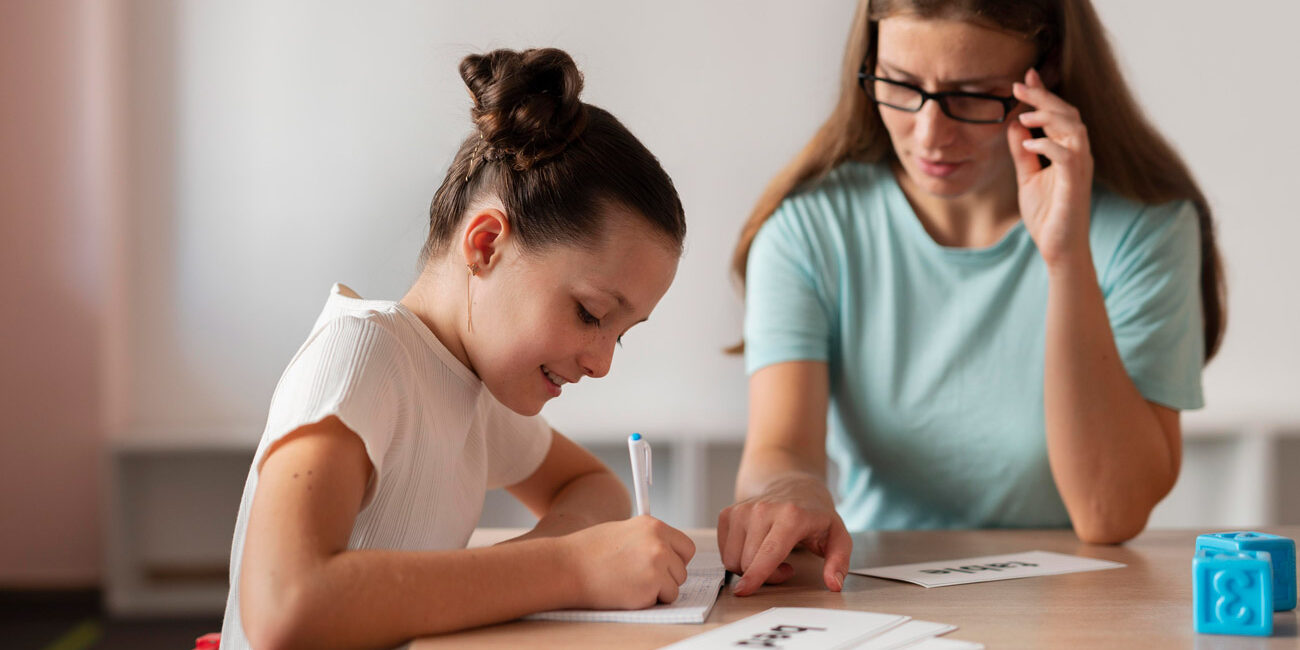 Professora ensinando uma menina com TDAH.