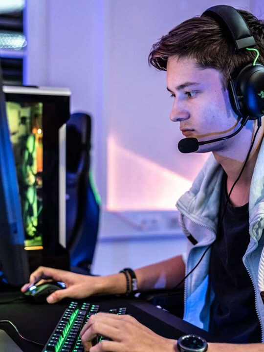 Jovem com setup gamer.