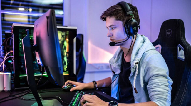 Jovem com setup gamer.