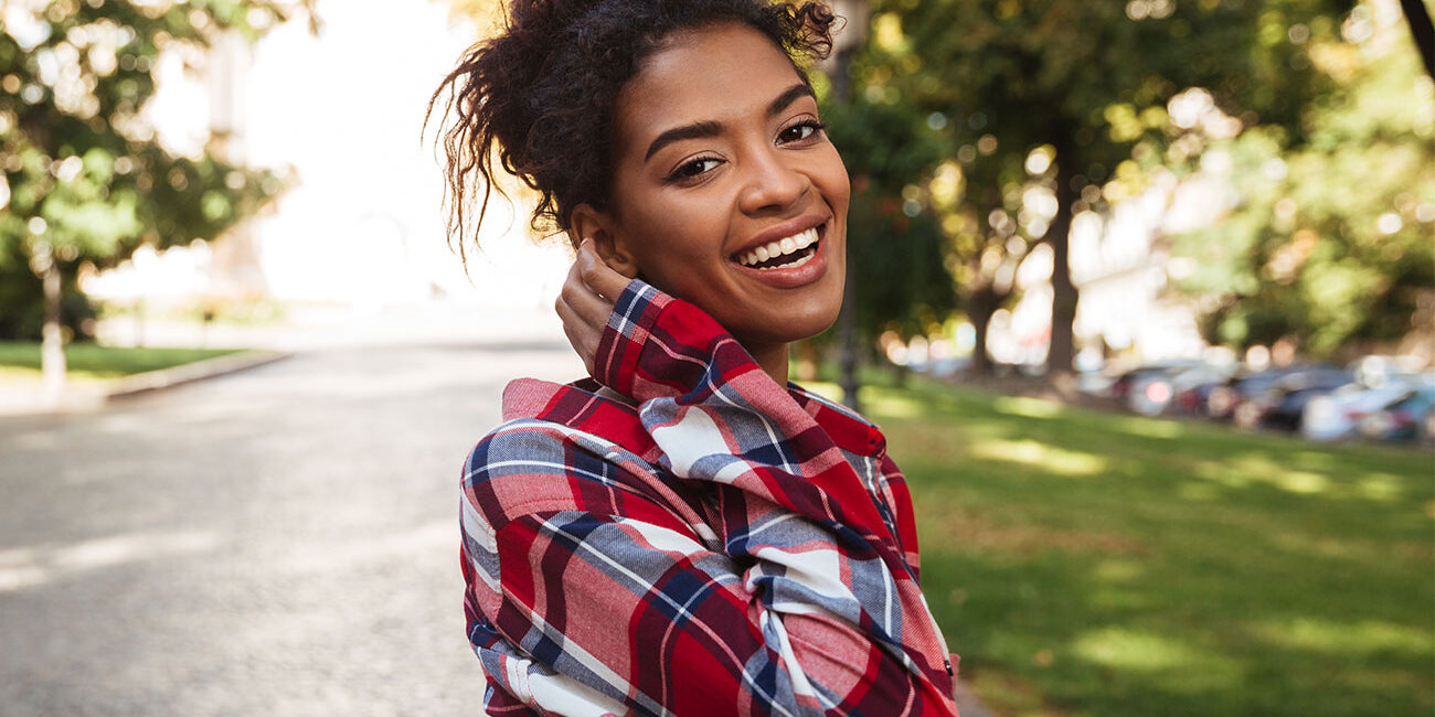 Moça se sentindo feliz.