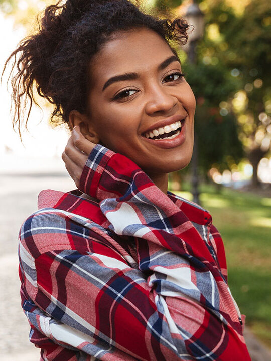 Moça se sentindo feliz.