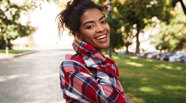 Moça se sentindo feliz.