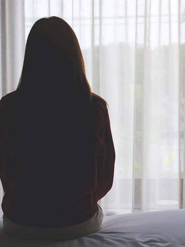 Mulher sozinha no quarto, com fobia social.