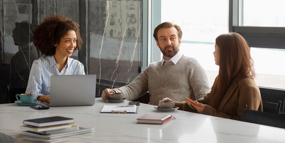 Pessoas numa sala de reunião.