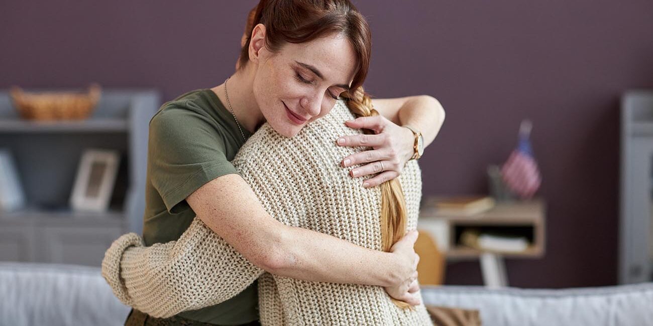 Mulheres se abraçando