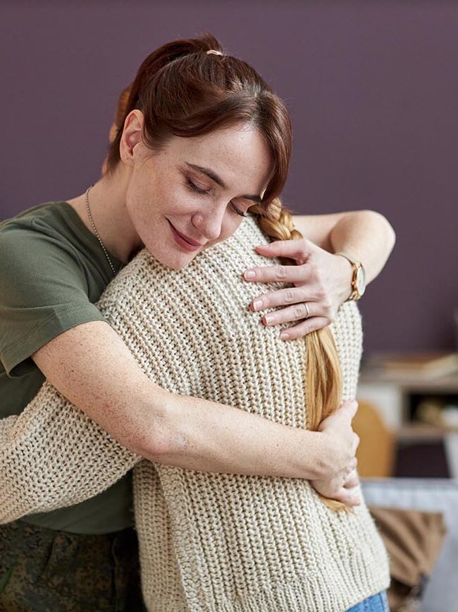 Mulheres se abraçando
